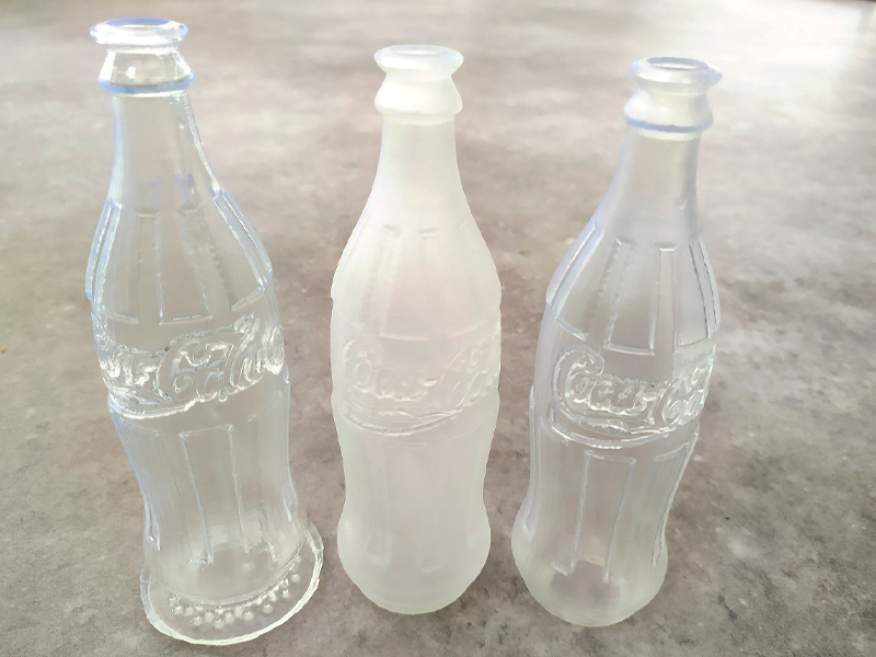 Uma garrafa 3D impressa com resina Clear Impact após impressão, lavagem e pós-tratamento adicional
